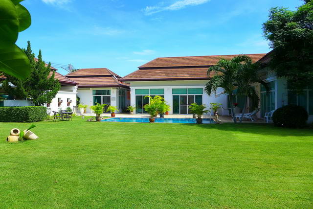 Baan Anda Schone moderne Thai Bali Pool Villa zu verkaufen, separates Gastehaus, neu renoviert, Grundstucksgrosse 964 qm, Wohnflache 200 qm, 3 Bett, 4 Bad, Euro und Thai Kuche, voll mobliert, Tropischer Garten, Privater Pool, Garage 24 Std. Sicherheitsd.