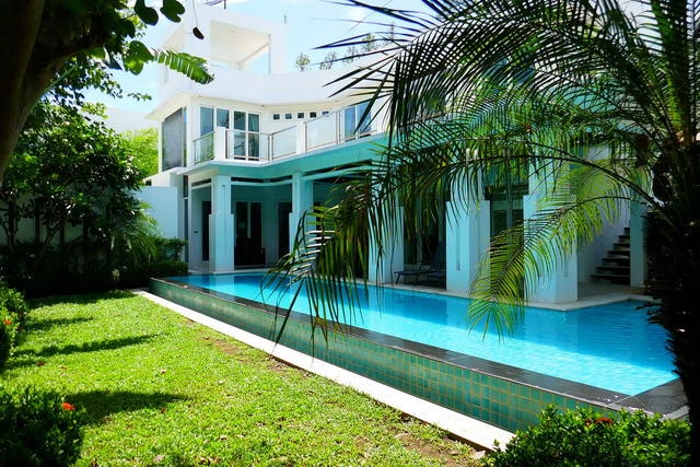 Jomtien Beach Palm Oasis Modern Thai Pool Villa zum Verkauf 27 M. THB