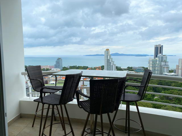 Pattaya Hill Resort Eigentumswohnung zu verkaufen, moderner Designer-Stil, gut prasentiert, 84 qm, 2 Schlafzimmer, 1 Badezimmer, europaische Kuche, voll mobliert, Balkone x2, Meerblick, in auslandischem Besitz
