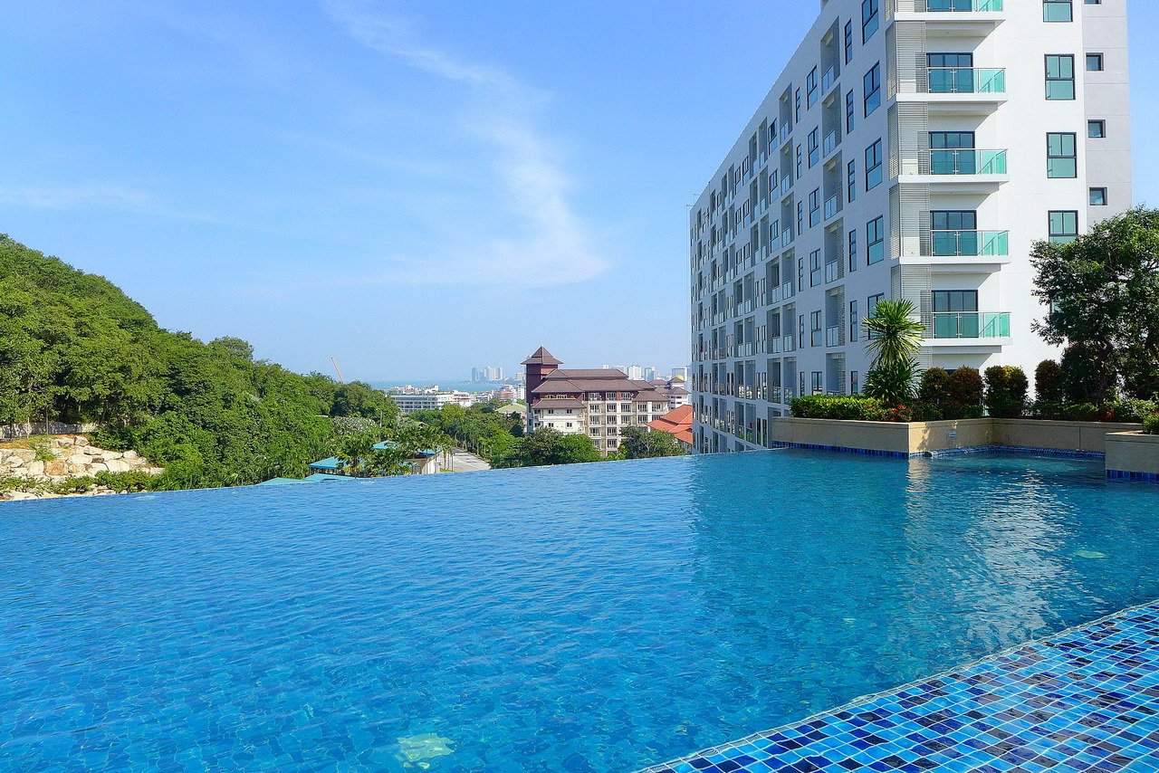 Axis Condo zu verkaufen, High Floor, 67 qm, 2 Schlafzimmer, 2 Badezimmer, europaische Kuche, voll mobliert, Balkon, Meer, Blick Buddha Berg und Blick auf die Stadt, in auslandischem Besitz