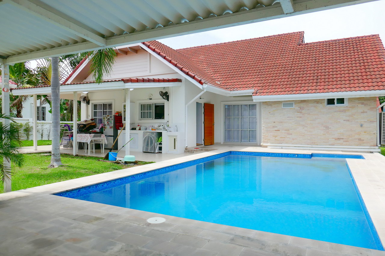 Plenary Park Village, freistehende Poolvilla zum Verkauf mit separatem Gastehaus, kurzlich renoviert, Modernes Interieur, Grundstucksgrosse 748 m2, Wohnflache ca. 200 m2, 5 Betten, 3 Bader, Euro-Kuche, voll mobliert, Garten, privater Pool, 24 HS