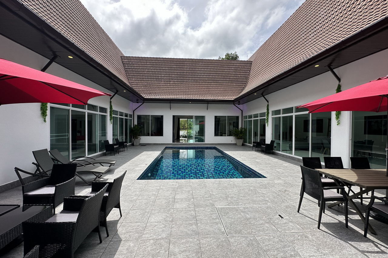 Huay Yai Modern Thai Atrium Pool Villa zum Verkauf 13.9 M. THB