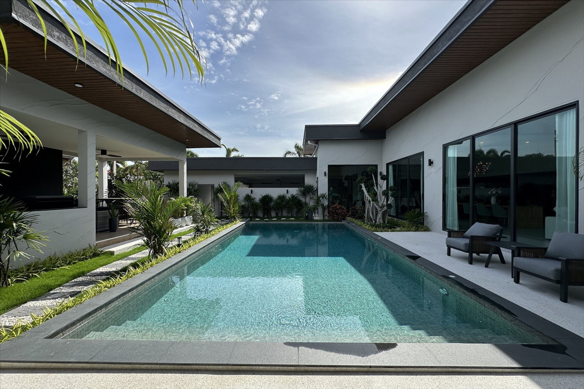 Ost-Pattaya: Neue, maßgeschneiderte Designer-Poolvilla zu verkaufen 27.9 M. THB